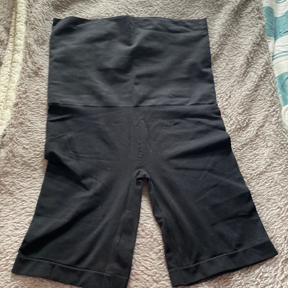 Black shaper for stomach hips